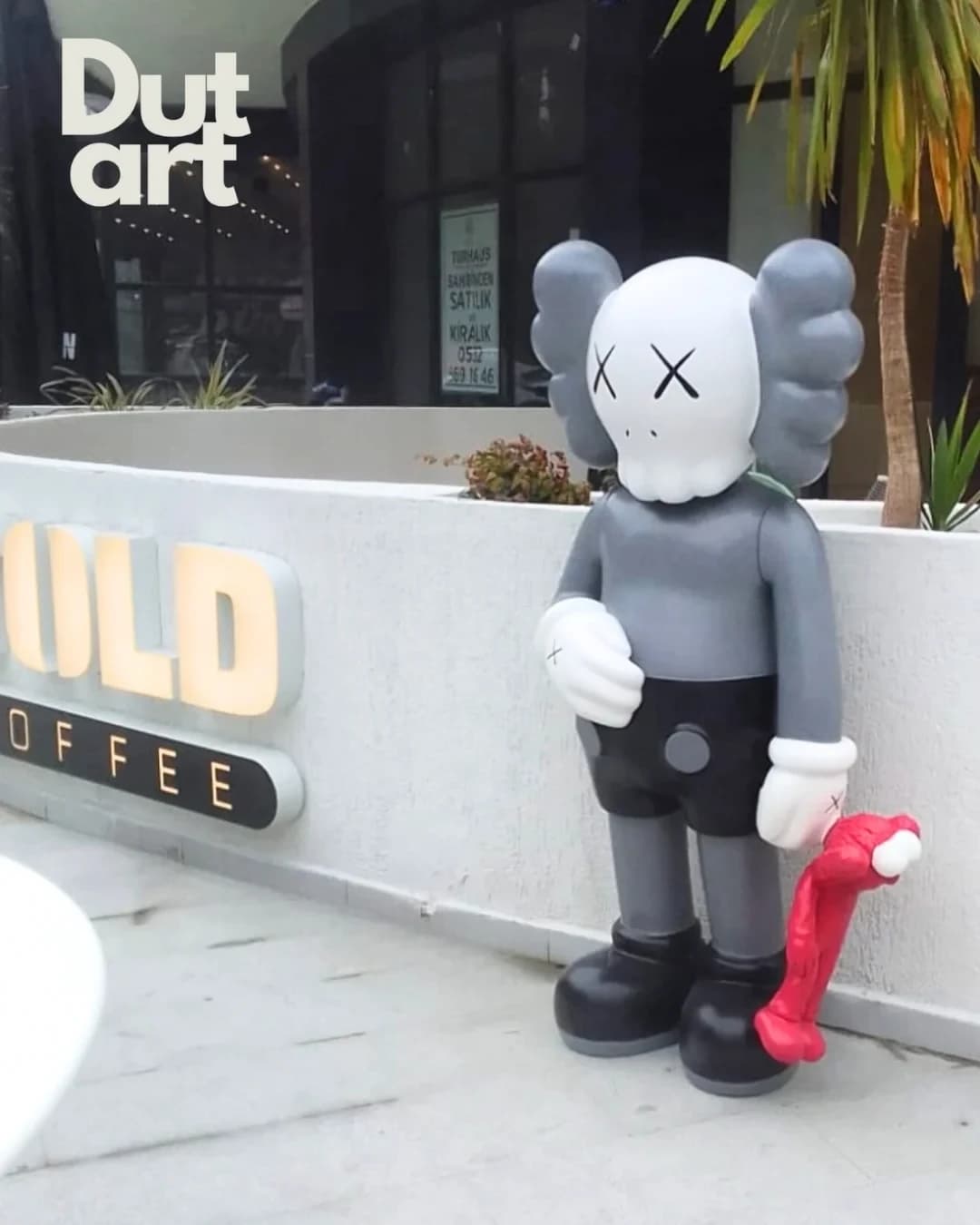 Kaws Heykeli Flberglas
